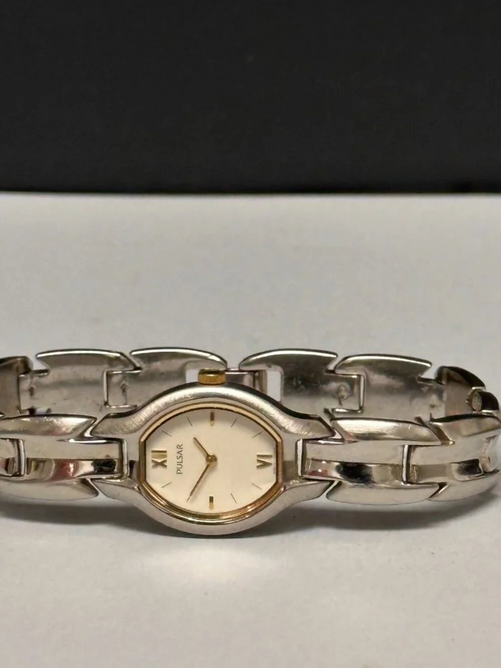 Pulsar Watch Women Silver Tone Oval Dial 20MM V400-X159 New Battery 7.5
